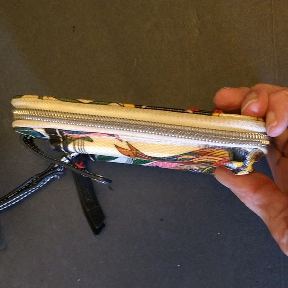 GUC. Sakroots wristlet/wallet. - Picture 12 of 12